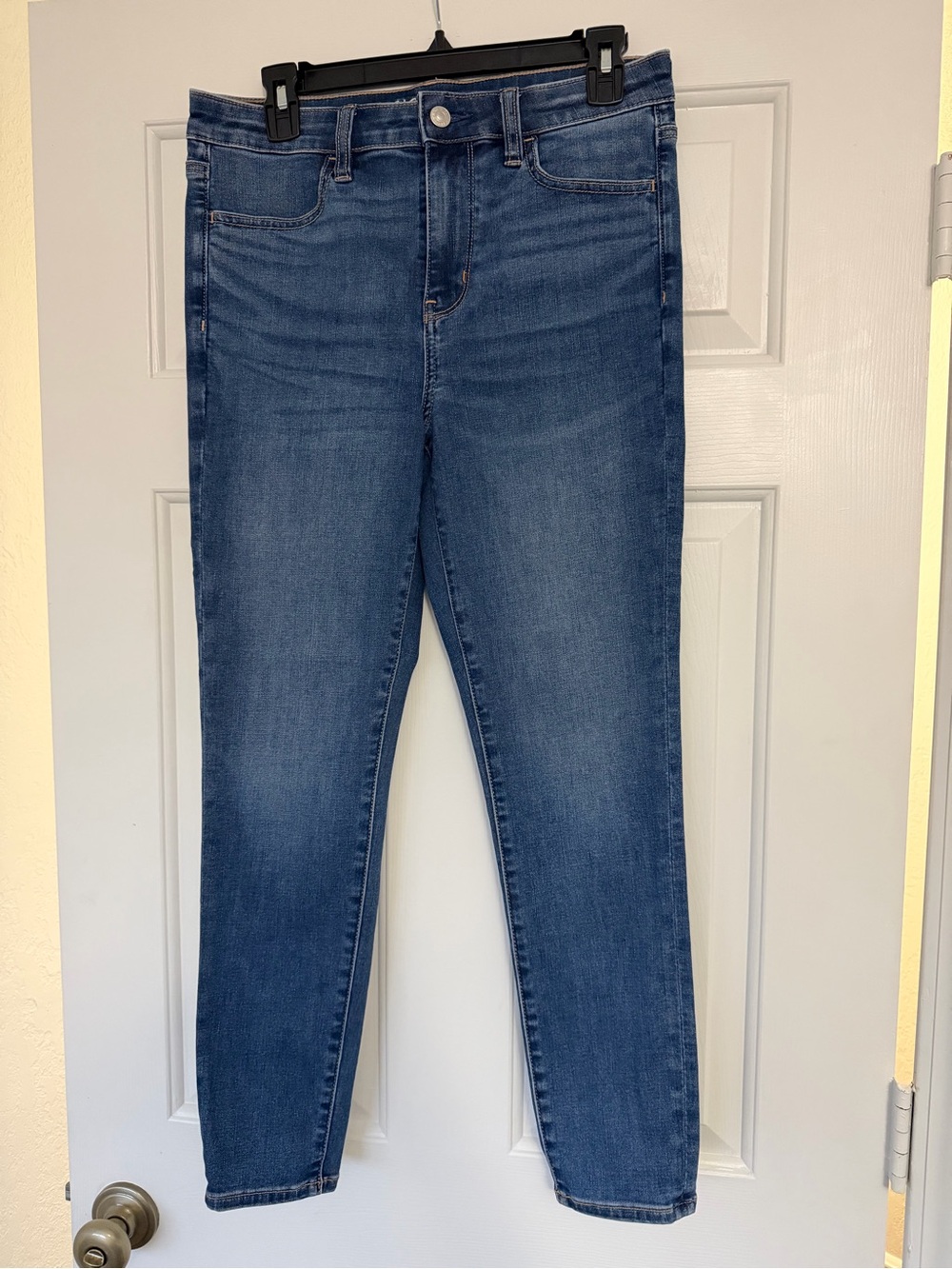 American Eagle Outfitters Women’s Skinny Jeans in Medium Blue Wash